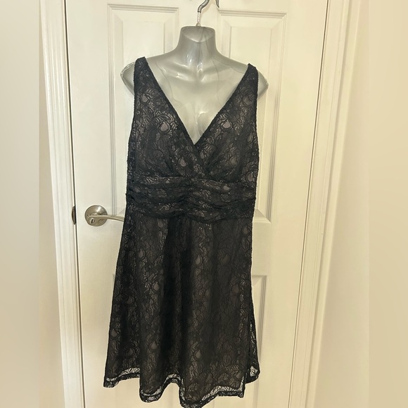 Black Lace Esprit  Dress, V-Neck with Ruching Around Waist - Picture 14 of 14